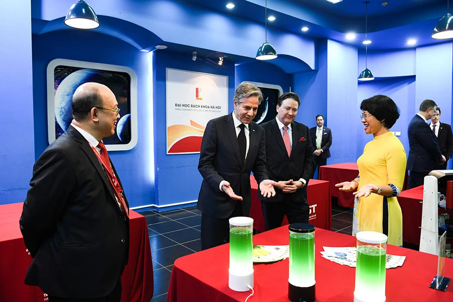 Ngoại trưởng Mỹ Antony Blinken (giữa) giao lưu với các nhà khoa học và thăm các dự án sáng tạo tại ĐH Bách khoa Hà Nội. Ảnh: Đại sứ quán Mỹ