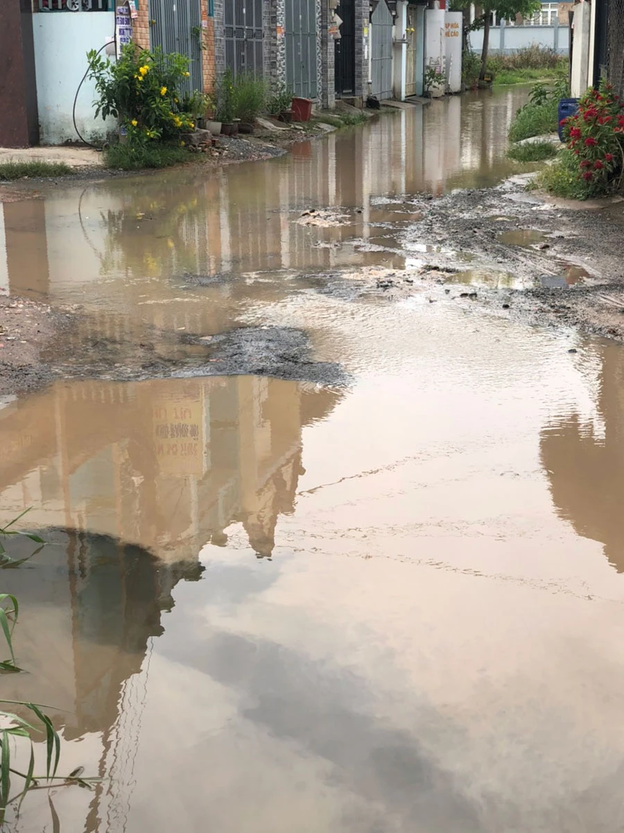 Tuyến đường ở ấp 1, xã Vĩnh Lộc A, huyện Bình Chánh, TP.HCM ngập lênh láng khi trời mưa. Ảnh: NGUYỄN TOÀN