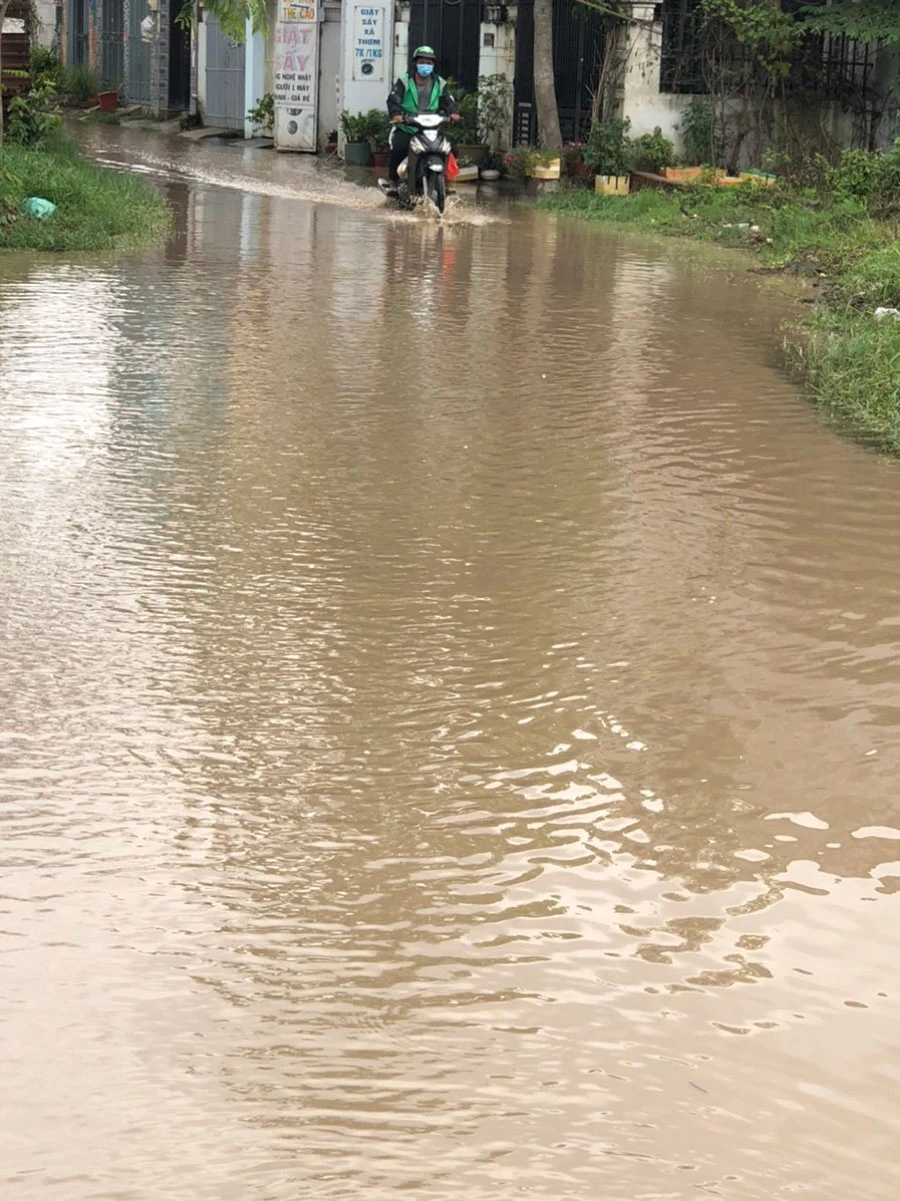 Tuyến đường ở ấp 1, xã Vĩnh Lộc A, huyện Bình Chánh, TP.HCM ngập lênh láng khi trời mưa. Ảnh: NGUYỄN TOÀN