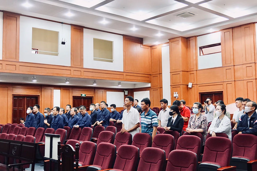 Các bị cáo nghe HĐXX tuyên án vào sáng 17-4. Ảnh: TRẦN MINH