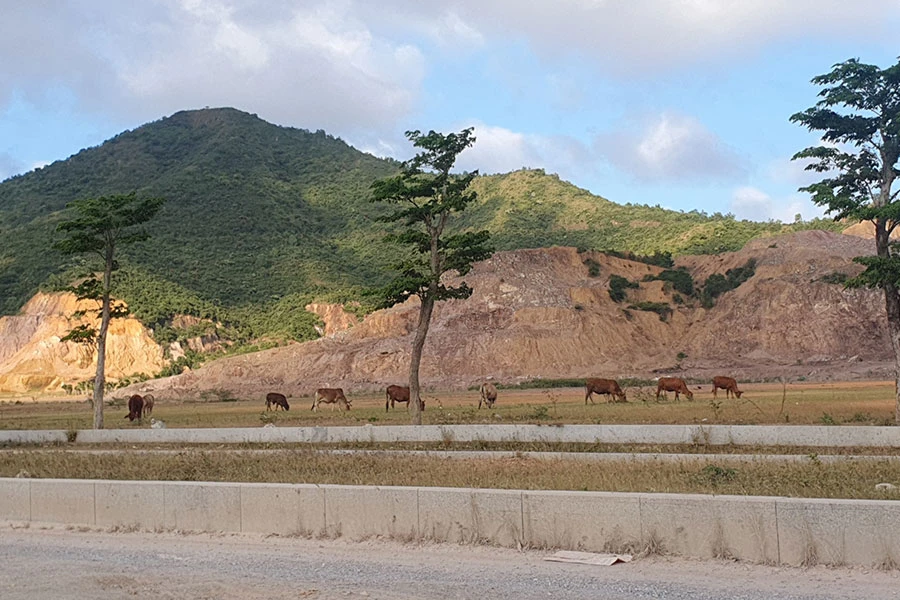 Sau tám năm triển khai, dự án khu đô thị hồ Phú Hòa vẫn dang dở và có nhiều vi phạm. Ảnh: HUY TRƯỜNG