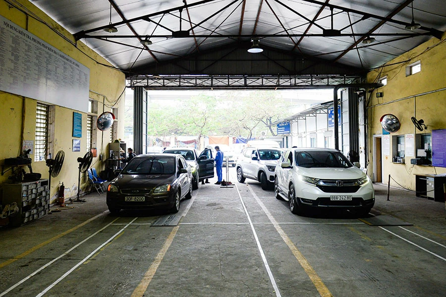 Hiện Bộ Tài chính đang xem xét điều chỉnh tăng giá dịch vụ kiểm định và bổ sung giá kiểm định đối với xe được miễn kiểm định lần đầu. Ảnh: VIẾT LONG