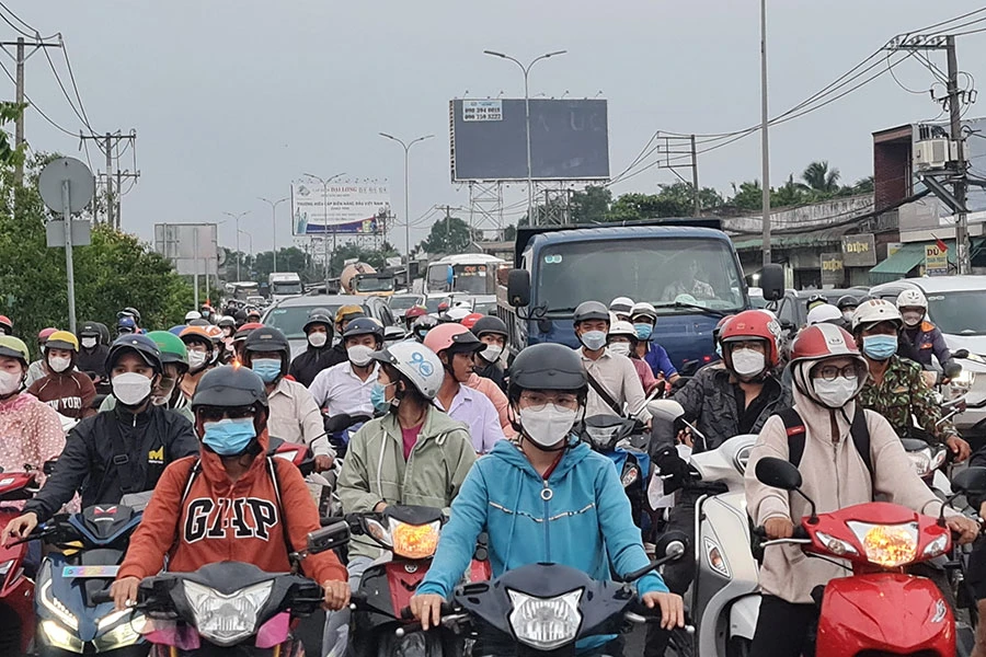 Khu vực cửa ngõ phía tây TP đã đông đúc vào chiều tối 28-4. Ảnh: NGUYỄN CHÂU