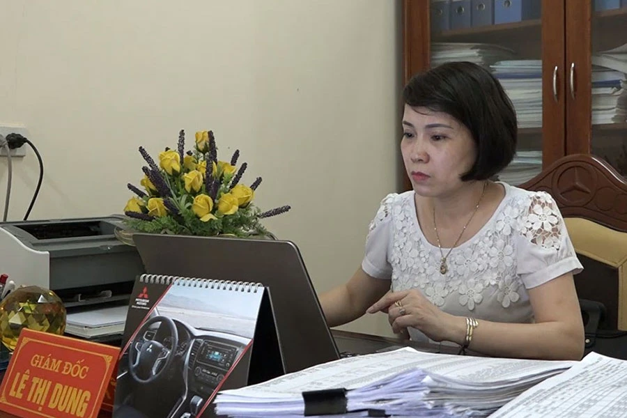 Bà Lê Thị Dung khi còn làm giám đốc Trung tâm GDTX huyện Hưng Nguyên, Nghệ An. Ảnh: TL Bà Lê Thị Dung khi còn làm giám đốc Trung tâm GDTX huyện Hưng Nguyên, Nghệ An. Ảnh: TL