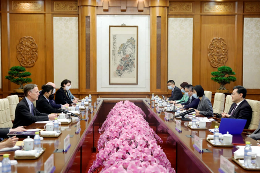 Phái đoàn Mỹ do Đại sứ Nicholas Burns dẫn đầu (trái) gặp phái đoàn Trung Quốc do Bộ trưởng Bộ Ngoại giao Tần Cương dẫn đầu (phải) ngày 8-5. Ảnh: Tài khoản Twitter của Đại sứ Nicholas Burns