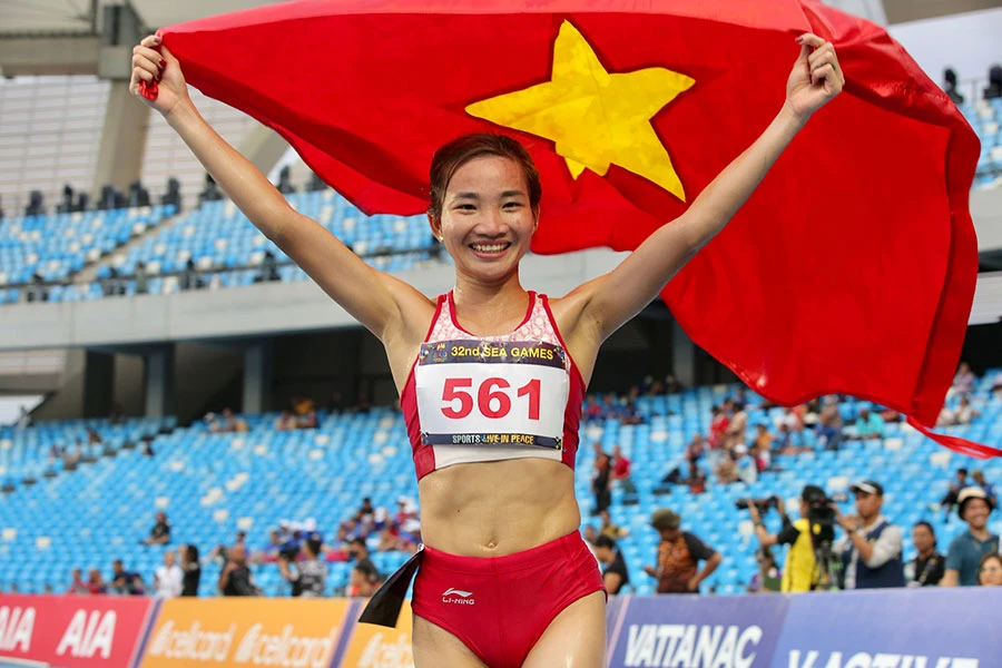 Nguyễn Thị Oanh với 4 HCV SEA Games 32 và 8 HCV các SEA Games trước đã trở thành VĐV điền kinh vĩ đại không chỉ ở Việt Nam mà cả các quốc gia châu Á về một cô gái nhỏ nhắn chỉ cao 1,53 m. Ảnh: DŨNG PHƯƠNG