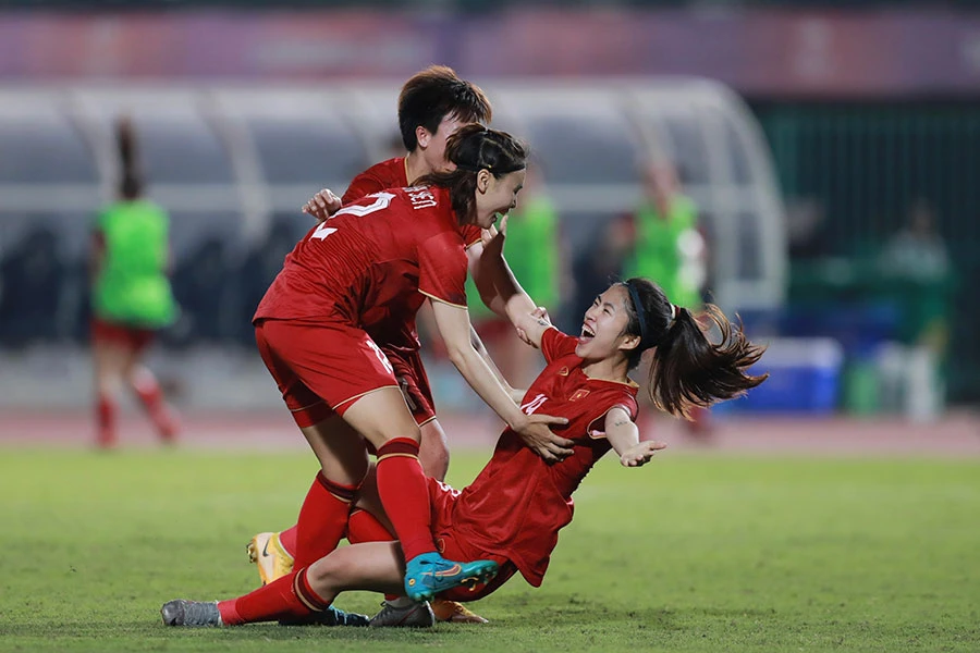 Thanh Nhã trong vòng tay đồng đội sau bàn thắng quyết định ấn định tỉ số 2-0. Ảnh: PHƯƠNG ANH