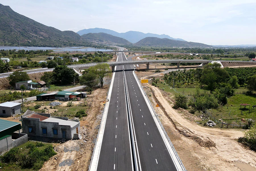 Cao tốc Nha Trang - Cam Lâm có vận tốc thiết kế 120 km/giờ, được trang bị hệ thống giao thông thông minh gồm camera giám sát, hệ thống phát hiện xe, hệ thống biển báo thông tin thay đổi... Ảnh: HUỲNH HẢI