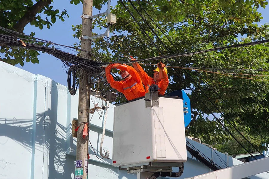 Ngành điện đang thực hiện bảo trì đồng loạt để đảm bảo an toàn cung ứng điện trước thời điểm giao mùa. Ảnh: ĐÀO TRANG Ngành điện đang thực hiện bảo trì đồng loạt để đảm bảo an toàn cung ứng điện trước thời điểm giao mùa. Ảnh: ĐÀO TRANG