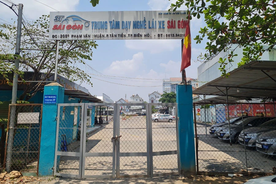 Sân tập của Trung tâm Dạy nghề lái xe Sài Gòn đóng cửa sau ngày giám đốc bị bắt giữ. Ảnh: VŨ HỘI Sân tập của Trung tâm Dạy nghề lái xe Sài Gòn đóng cửa sau ngày giám đốc bị bắt giữ. Ảnh: VŨ HỘI