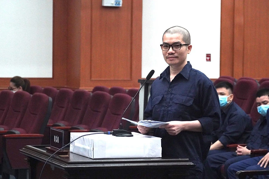 Nguyễn Thái Luyện cùng vợ phải liên đới bồi thường hơn 2.446 tỉ đồng cho 4.548 bị hại. Ảnh: HỮU ĐĂNG Nguyễn Thái Luyện cùng vợ phải liên đới bồi thường hơn 2.446 tỉ đồng cho 4.548 bị hại. Ảnh: HỮU ĐĂNG