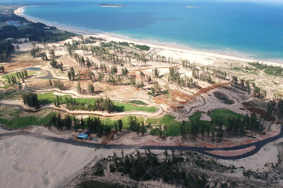 40 ha rừng phòng hộ ven biển ở TP Tuy Hòa bị khai thác, triệt phá để làm dự án trái quy định. Ảnh: TẤN LỘC