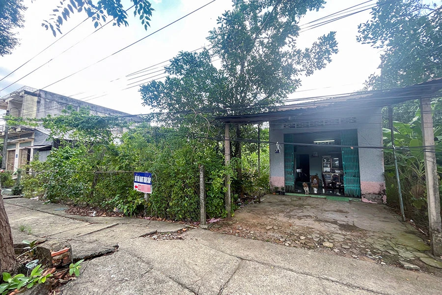 Cơ quan thi hành án tổ chức bán đấu giá phần đất của gia đình ông Nhân nhưng lại không thông báo cho gia đình ông biết. Ảnh: CHÂU ANH