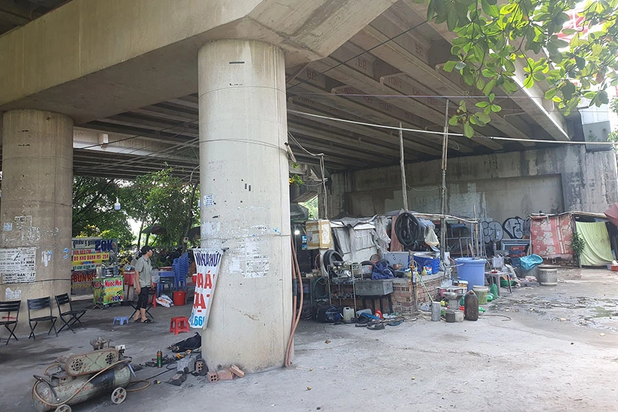 Tình trạng chiếm dụng dưới cầu ở một cây cầu trên đường Nguyễn Văn Linh, quận 7 bắc qua khu Trung Sơn, huyện Bình Chánh. Ảnh: KC