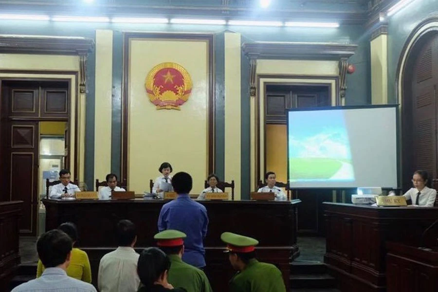 Tòa Gia đình và người chưa thành niên TAND TP.HCM xét xử một bị cáo là người chưa thành niên. Ảnh: HOÀNG YẾN