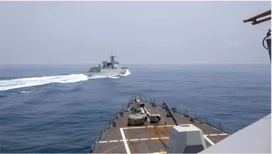 Ảnh từ video hải quân Mỹ công bố và mô tả là “sự tương tác không an toàn” của tàu Trung Quốc với tàu Mỹ ở eo biển Đài Loan. Ảnh: US NAVY/AFP/GETTY IMAGES