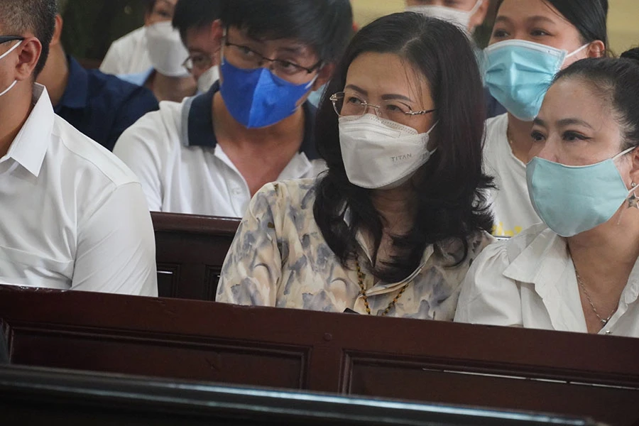 Bị cáo Nguyễn Thị Bích Hạnh, cựu phó cục trưởng Cục Thuế TP.HCM (đeo kính). Ảnh: HỮU ĐĂNG