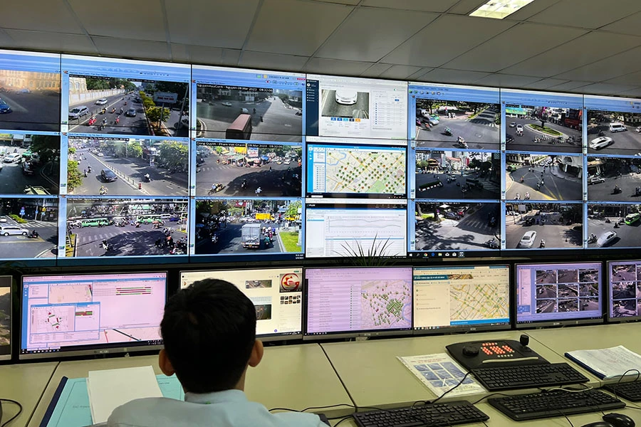 Trung tâm Quản lý điều hành giao thông đô thị theo dõi kết quả vi phạm quá tải thông qua hệ thống cân tự động. Ảnh: ĐÀO TRANG