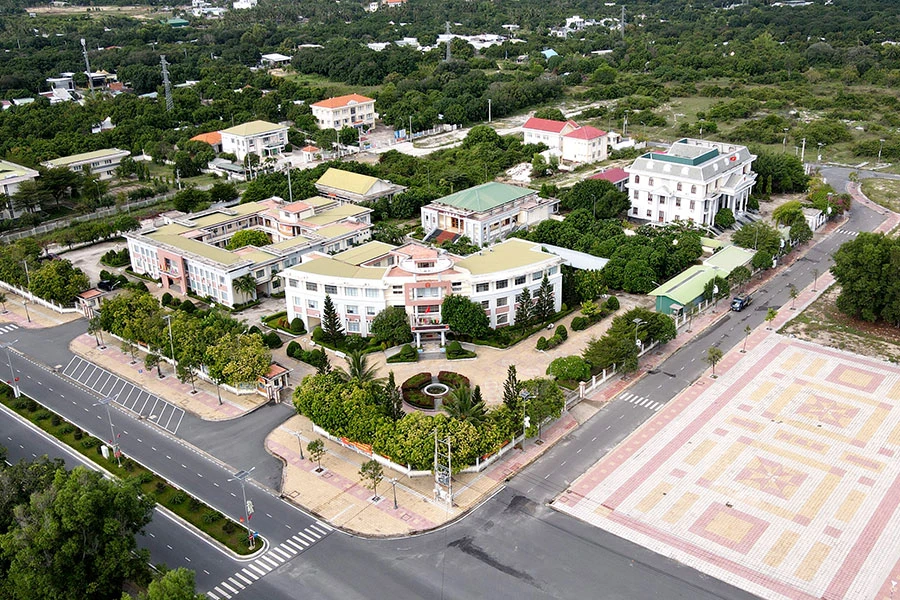 UBND huyện Cam Lâm tạm dừng tiếp nhận hồ sơ chuyển mục đích sử dụng đất. Ảnh: HUỲNH HẢI