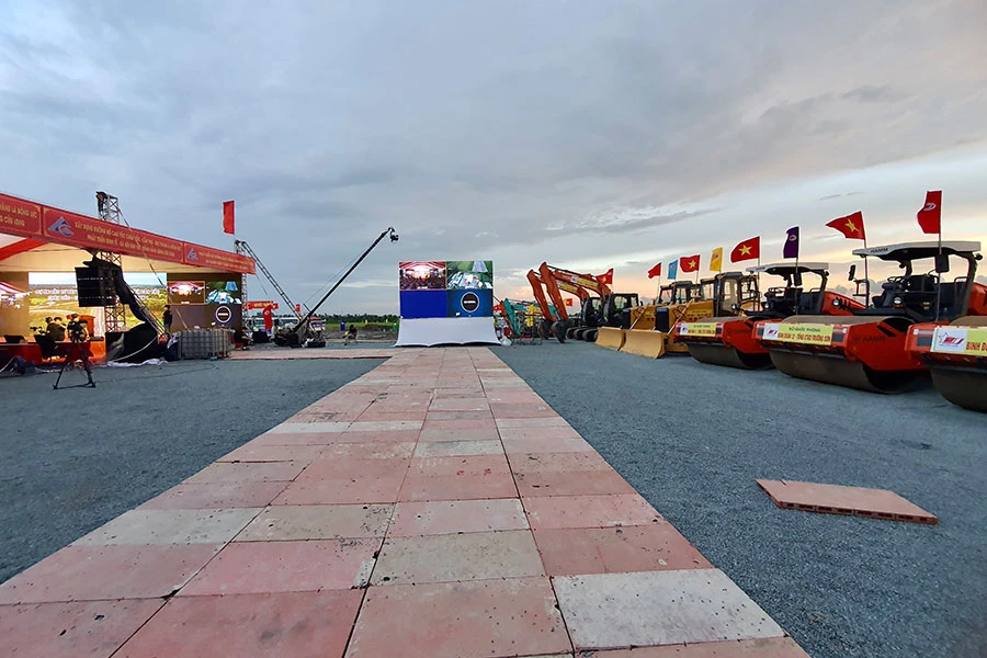Khu vực diễn ra lễ khởi công dự án thành phần 1 thuộc dự án cao tốc Châu Đốc - Cần Thơ - Sóc Trăng. Ảnh: CHÂU ANH