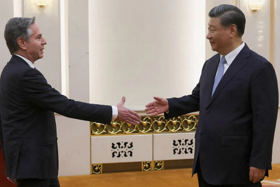 Chủ tịch TQ Tập Cận Bình (phải) tiếp Ngoại trưởng Mỹ Antony Blinken tại Bắc Kinh vào chiều 19-6. Ảnh: CNN