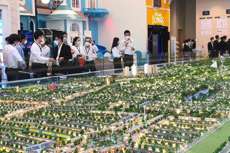 Một trong những nội dung gây nhiều tranh luận liên quan đến quy định bất động sản hình thành trong tương lai bắt buộc phải thực hiện giao dịch thông qua sàn. Ảnh minh họa: QUANG HUY Một trong những nội dung gây nhiều tranh luận liên quan đến quy định bất động sản hình thành trong tương lai bắt buộc phải thực hiện giao dịch thông qua sàn. Ảnh minh họa: QUANG HUY