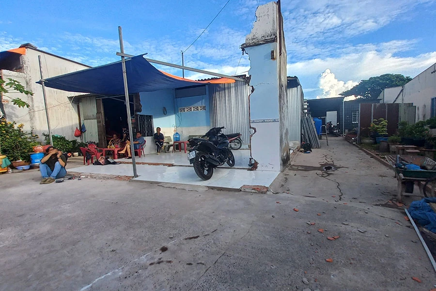 Người dân huyện Hóc Môn đang tháo dỡ nhà cửa để bàn giao mặt bằng cho chủ đầu tư thi công dự án. Ảnh: ĐÀO TRANG