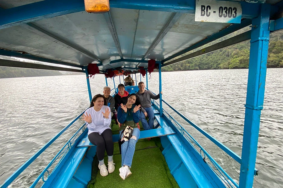 Du khách quốc tế tham quan hồ Ba Bể. Ảnh: THU TRINH