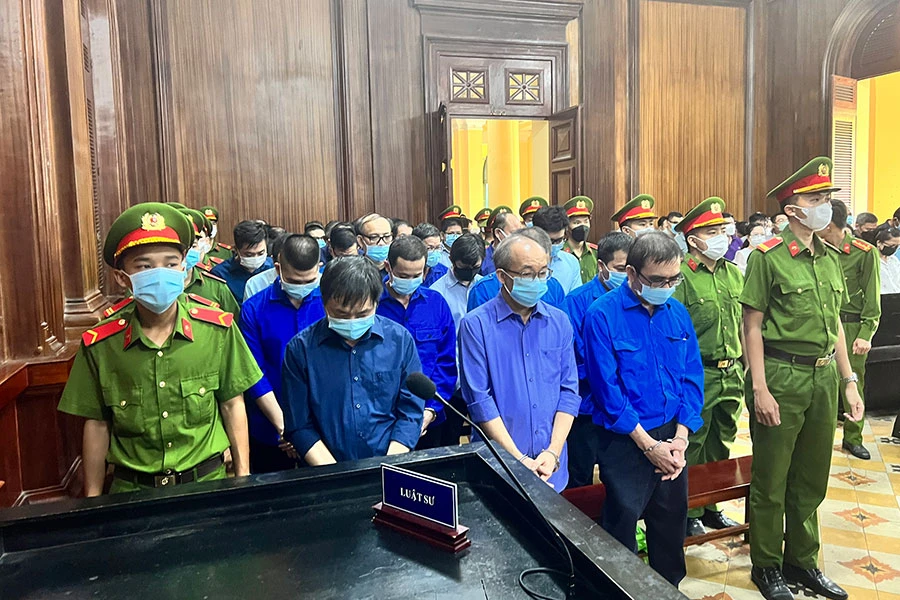 Các bị cáo nghe tuyên án. Ảnh: HỮU ĐĂNG