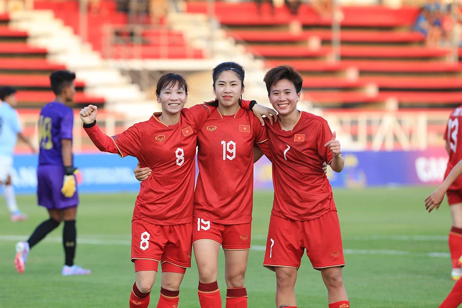 Thùy Trang (trái), Tuyết Dung (phải), hai trong ba tuyển thủ từng cảm nhận đủ những cay đắng trong việc để vuột chiếc vé đi World Cup 2015 nhưng nay đã có thêm lớp trẻ như Thanh Nhã (giữa) thực hiện trọn vẹn giấc mơ World Cup. Ảnh: ANH PHƯƠNG