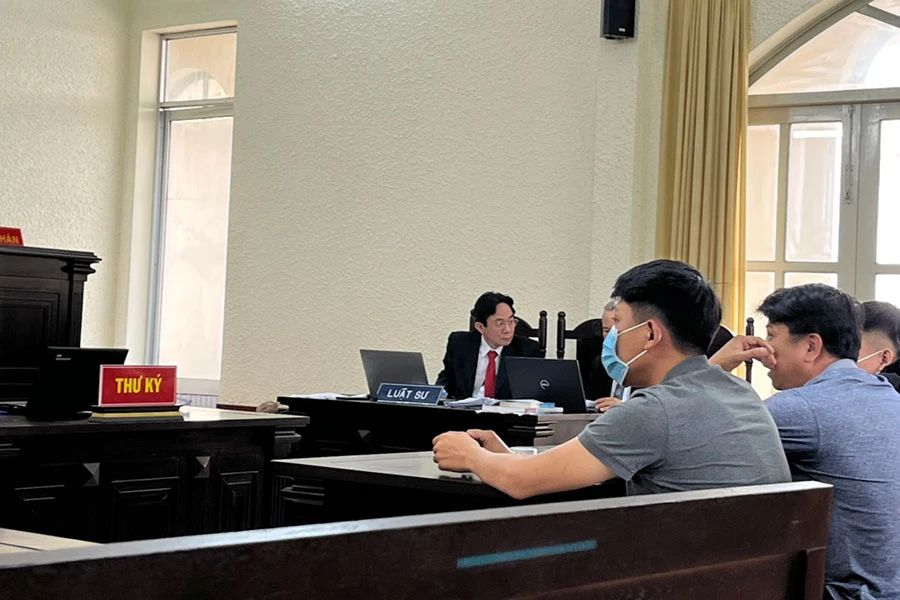 Bị cáo Vũ Tiến Minh (phải) tại phiên tòa sơ thẩm. (Ảnh cắt từ clip)