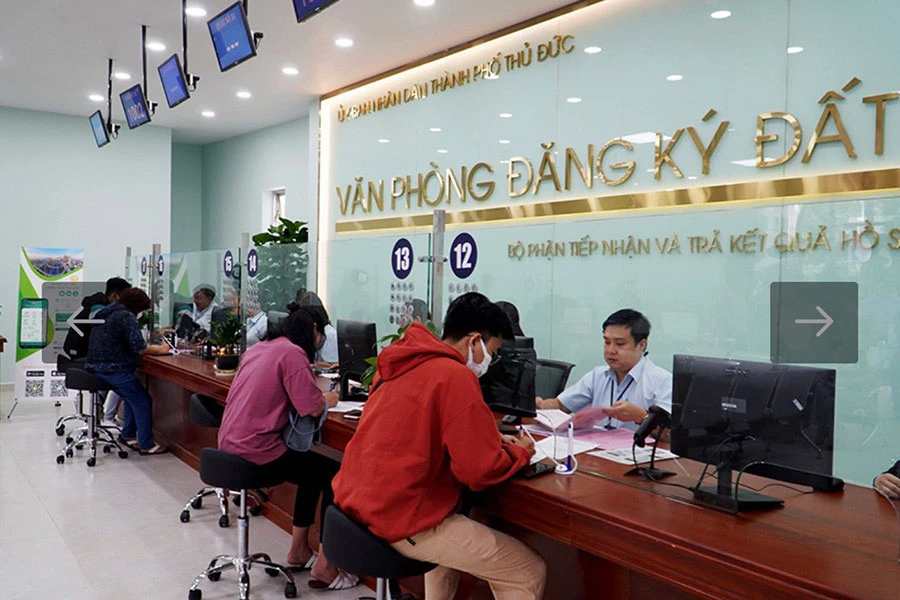 Văn phòng Đăng ký đất đai TP Thủ Đức thực hiện cấp giấy chứng nhận cho người dân. Ảnh: NC