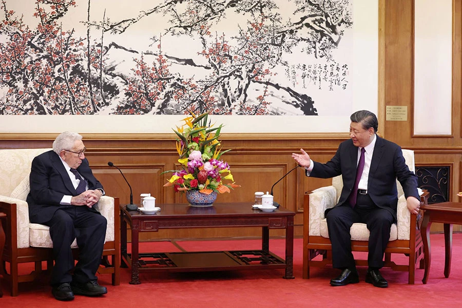 Chủ tịch Trung Quốc Tập Cận Bình (phải) hội đàm với cựu Ngoại trưởng Mỹ Henry Kissinger (trái) hôm 20-7. Ảnh: AFP
