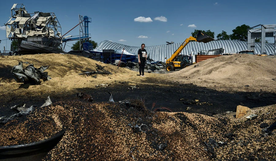 Một nhà kho chứa ngũ cốc ở TP Odessa (Ukraine) bị trúng tên lửa hành trình vào ngày 21-7. Ảnh: AP