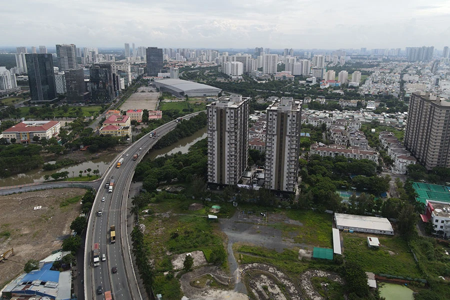 Đường Nguyễn Văn Linh hiện là tuyến giao thông huyết mạch của quận 7. Ảnh: ĐÀO TRANG