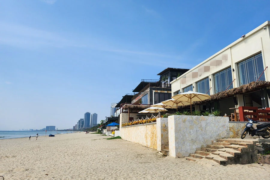 Nhiều công trình sát bờ biển làm mất không gian vốn có của biển Đà Nẵng. Ảnh: TẤN VIỆT Nhiều công trình sát bờ biển làm mất không gian vốn có của biển Đà Nẵng. Ảnh: TẤN VIỆT