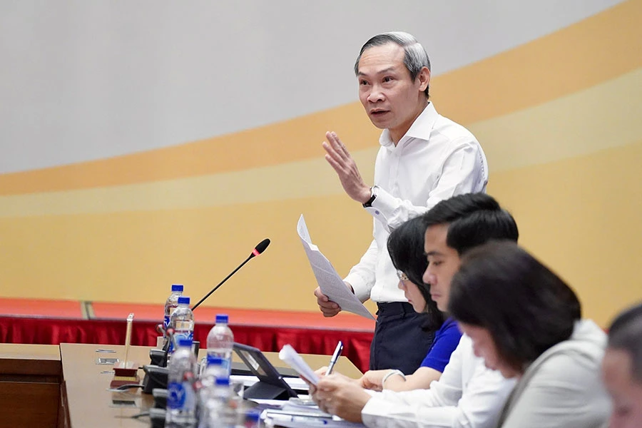 Ông Phan Đức Hiếu, Ủy viên Ủy ban Kinh tế của Quốc hội, phát biểu tại phiên họp. Ảnh: CTV