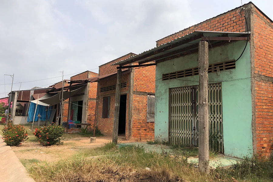 Những căn nhà vượt lũ bỏ hoang nhiều năm ở cụm dân cư vượt lũ Cà Nổ. Ảnh: HD