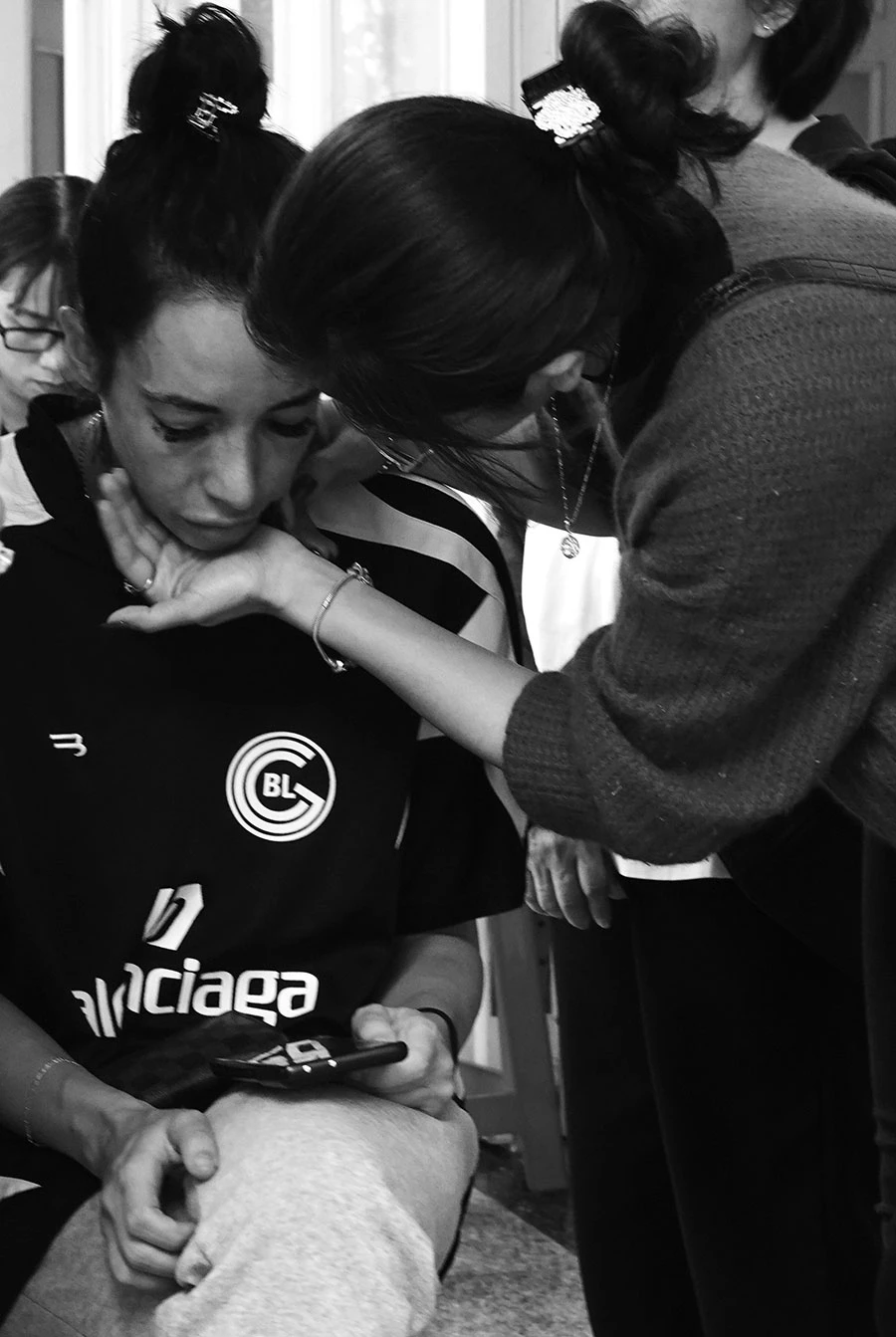 Chị Araujo Chaves không ngờ cuộc hẹn ngày 15-8 cùng chồng chưa cưới về thăm gia đình lại là ngày mà chị đưa thi thể anh về quê nhà. Ảnh: HAGL Fan