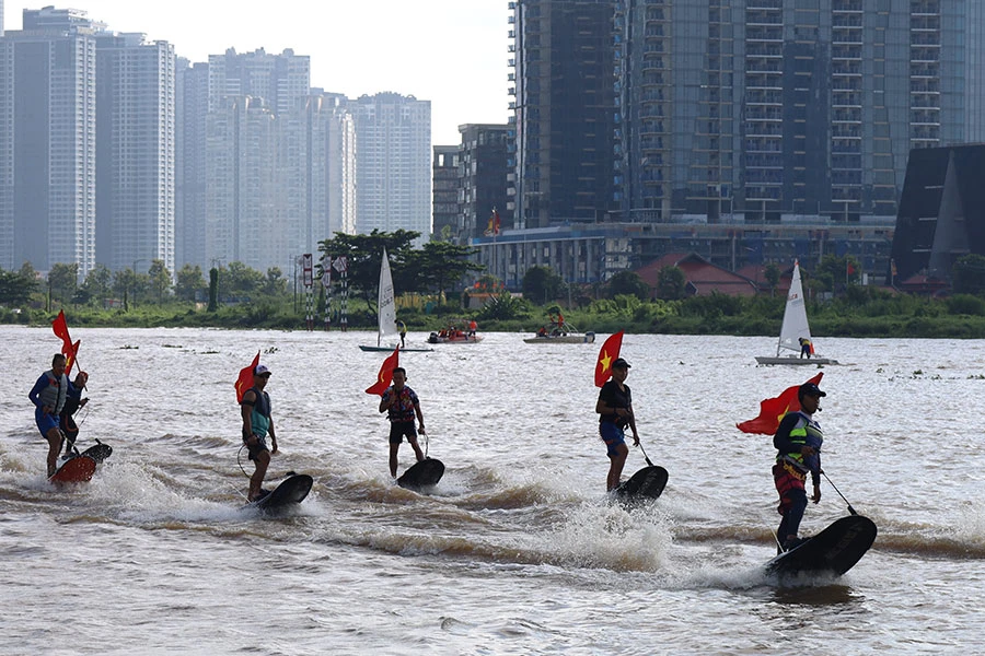 Lướt sóng trên sông Sài Gòn. Ảnh chụp tại Lễ hội sông nước TP.HCM lần thứ nhất. Ảnh: THU TRINH