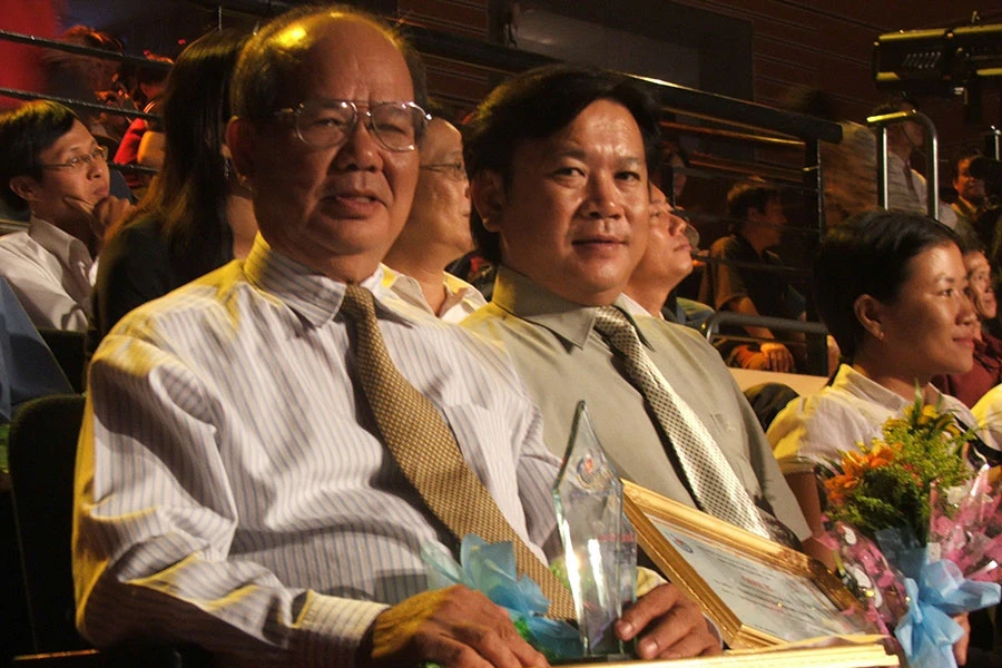 TS-LS Phan Đăng Thanh khi còn làm việc tại báo Pháp Luật TP.HCM (bìa phải là ông Mai Ngọc Phước, Tổng Biên tập báo hiện nay). Ảnh: HTD