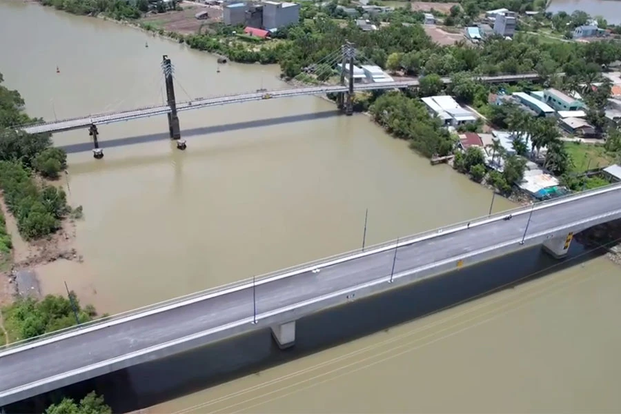 Cầu Vàm Sát 2 có chiều dài hơn 1 km, tổng mức đầu tư hơn 342 tỉ đồng đang dần hoàn thiện. Ảnh: ĐÀO TRANG