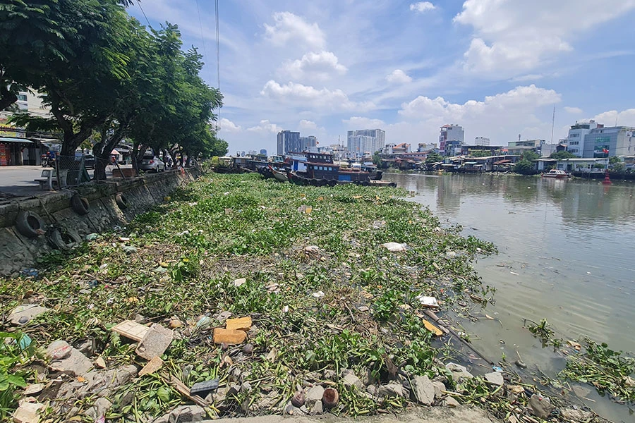 Rác thải tràn ngập trên nhiều tuyến kênh rạch của TP.HCM. Ảnh: NGUYỄN CHÂU