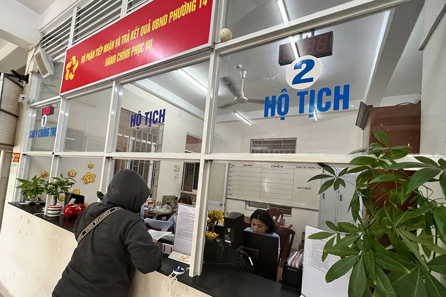 Trích lục hộ tịch giờ nhanh gọn hơn nhiều. Ảnh: HỮU ĐĂNG