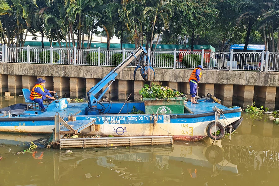 Kênh Nhiêu Lộc - Thị Nghè được tổ chức vớt rác thường xuyên. Ảnh: CHÂU NGUYỄN