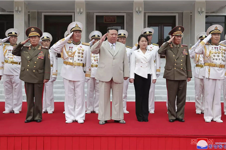 Lãnh đạo Triều Tiên Kim Jong-un (giữa) cùng con gái Ju-ae (giữa, bên phải), đội danh dự trong chuyến thăm trụ sở Bộ chỉ huy hải quân Triều Tiên ngày 27-8 năm 2023. Ảnh: KCNA công bố ngày 29-8 Lãnh đạo Triều Tiên Kim Jong-un (giữa) cùng con gái Ju-ae (giữa, bên phải), đội danh dự trong chuyến thăm trụ sở Bộ chỉ huy hải quân Triều Tiên ngày 27-8 năm 2023. Ảnh: KCNA công bố ngày 29-8