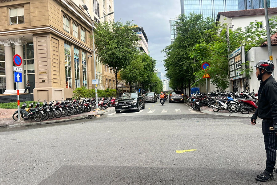 Tình trạng lấn chiếm vỉa hè trên đường Nguyễn Siêu, quận 1. Ảnh: ĐÀO TRANG