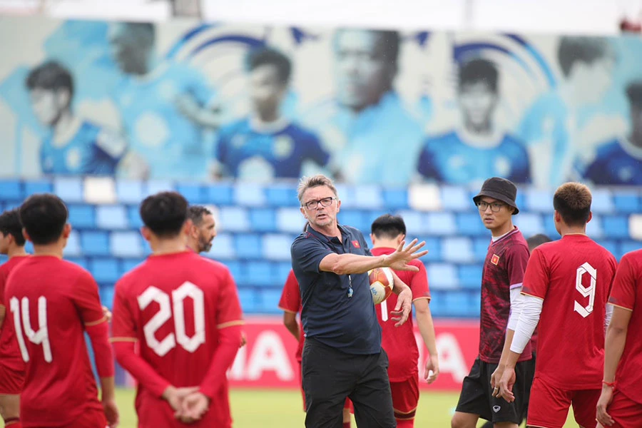 Thầy trò HLV Troussier đã sẵn sàng cho sân chơi châu Á. Ảnh: ANH PHƯƠNG