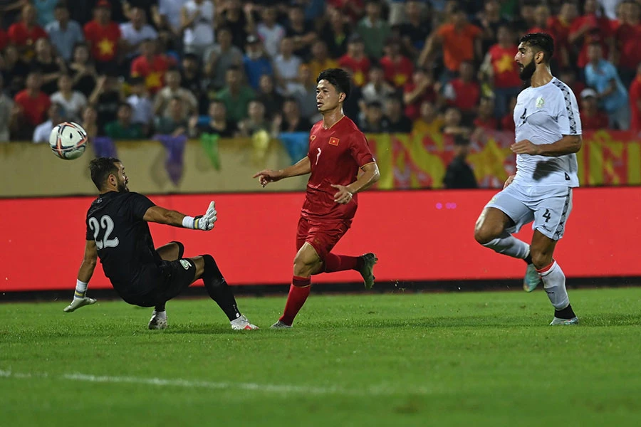 Công Phượng thoát xuống nhẹ nhàng đưa bóng qua tay thủ môn Hamada mở tỉ số. Ảnh: HẢI THỊNH