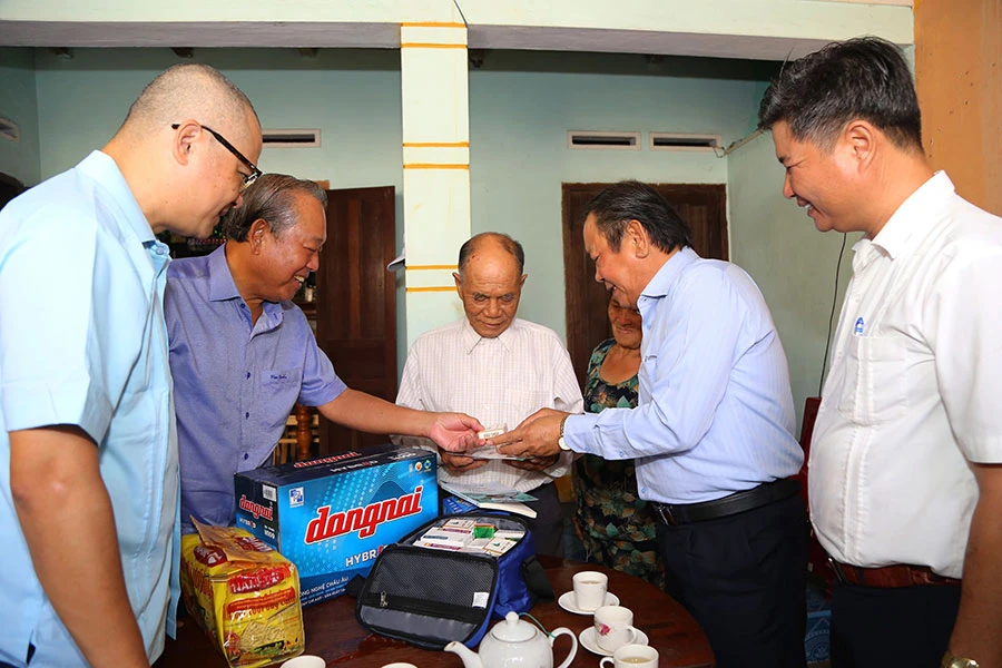 Nguyên Phó Thủ tướng thường trực Trương Hòa Bình, Bí thư Tỉnh ủy Phú Yên Phạm Đại Dương cùng Tổng Biên tập báo Pháp Luật TP.HCM Mai Ngọc Phước trao quà cho ngư dân trong chương trình “Cùng ngư dân thắp sáng đèn trên biển” tại Phú Yên. Ảnh: HOÀNG GIANG